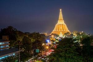 Atardecer en la provincia de Phra Pathom Chedi Nakhon Pathom, Tailandia foto