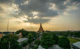 Atardecer en la provincia de Phra Pathom Chedi Nakhon Pathom, Tailandia foto