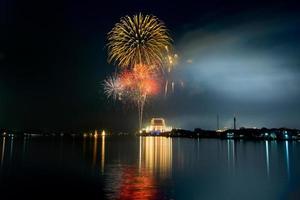 exhibición de fuegos artificiales y festival anual de fuegos artificiales en el templo krok krak, samut sakhon, tailandia foto