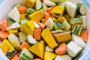 verduras mixtas cortadas en trozos foto