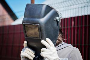 soldador o asistente en máscara de soldadura. artesano. hombre con mascarilla de soldadura. foto