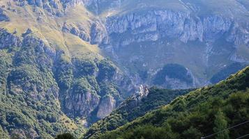 hermosas vistas de las montañas de limone piemonte, en los alpes marítimos piamonteses, durante un trekking en agosto del verano de 2022 foto