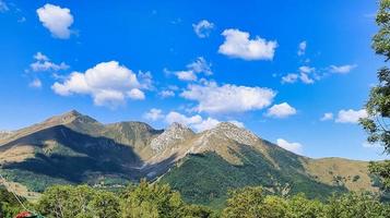 hermosas vistas de las montañas de limone piemonte, en los alpes marítimos piamonteses, durante un trekking en agosto del verano de 2022 foto