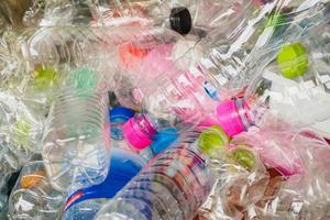 botellas de plástico en la estación de basura de reciclaje foto