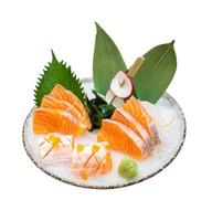 Sashimi de rodajas de salmón fresco servido sobre hielo con estilo japonés wasabi aislado de fondo blanco foto