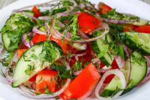 ensalada de verduras en el plato vista de cerca foto