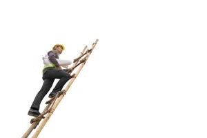 hombre de negocios asiático, ingeniero de construcción, sostenga papel plano, suba a una escalera aislada en fondo blanco con trazado de recorte foto