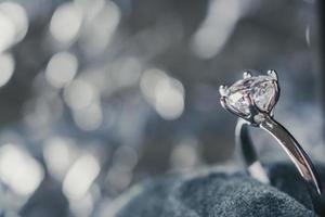 anillo de diamantes de compromiso de lujo en caja de regalo de joyería con fondo de luz bokeh foto