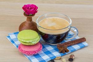 delicioso macarrón sobre fondo de madera foto