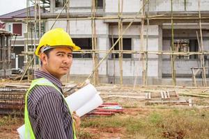 trabajador de ingeniero de construcción de hombre de negocios asiático en el sitio de construcción de viviendas foto