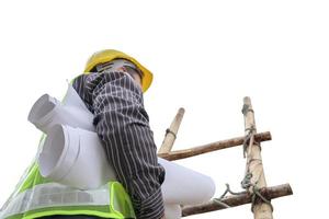 hombre de negocios asiático, ingeniero de construcción, sostenga papel plano, suba a una escalera aislada en fondo blanco con trazado de recorte foto