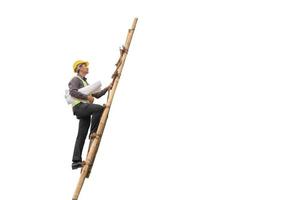 hombre de negocios asiático, ingeniero de construcción, sostenga papel plano, suba a una escalera aislada en fondo blanco con trazado de recorte foto