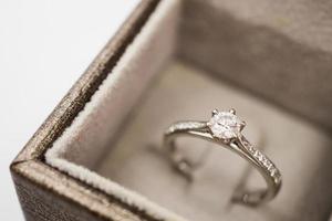 cierre el anillo de diamantes de boda de lujo en la caja de regalo de joyería foto