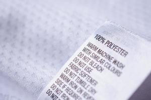etiqueta de ropa de tela de poliéster con instrucciones de lavado foto