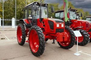 minsk, bielorrusia, 20 de septiembre de 2022- tractor agrícola bielorrusia, serie 920r4, sobre ruedas estrechas. foto