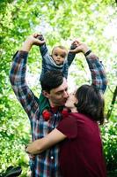 retrato de familia al aire libre foto