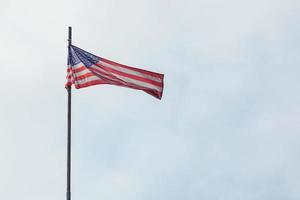 la bandera americana ondea contra el cielo azul. foto