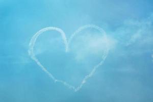 el rastro del avión en el cielo en forma de corazón. foto