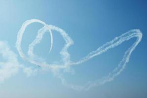 las huellas de los aviones en un cielo azul. foto