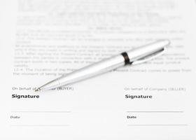 bolígrafo plateado en la página de la firma del contrato foto