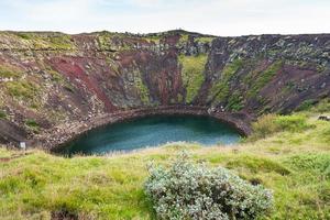 antiguo cráter volcánico con el lago Kerith en Islandia foto