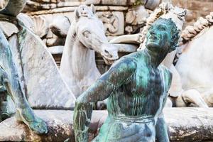 escultura de la fuente de neptuno de cerca foto