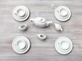 vista superior del juego de té en la mesa marrón gris foto