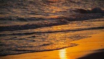 hermosa puesta de sol en el mar por la noche foto