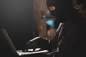 ladrón en línea piratea datos financieros importantes contraseña de tarjeta de crédito foto