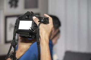 el camarógrafo en la parte trasera de la cámara está disparando y grabando video en el evento de la boda. foto