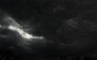 nubes de tormenta timelapse el sol brilla a través de las nubes de lluvia, nubes negras flotando en el fondo de la naturaleza del cielo foto