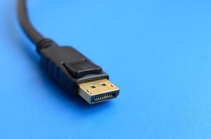 Conector chapado en oro displayport macho de 20 pines para una conexión impecable sobre un fondo azul foto