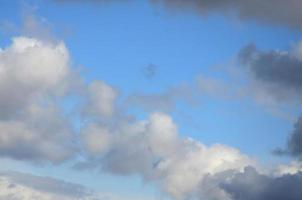 un cielo azul con muchas nubes blancas de diferentes tamaños foto