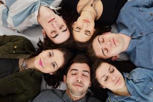 grupo de adolescentes felices foto