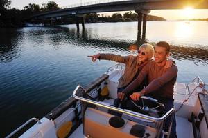 pareja enamorada tiene tiempo romántico en barco foto