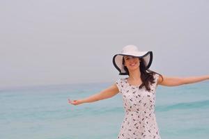 hermosa mujer feliz disfrutando de las vacaciones de verano foto