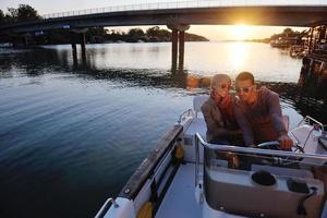 pareja enamorada tiene tiempo romántico en barco foto