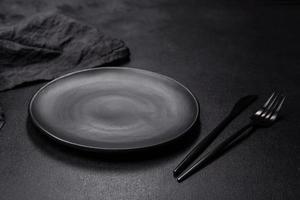 plato negro vacío sobre fondo de piedra oscura con espacio libre. vista superior foto