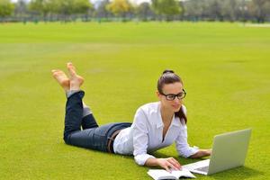 mujer con laptop en el parque foto