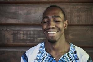 retrato de un joven africano sonriente con ropa tradicional foto