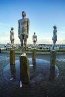 reykjavik, islandia - 2 de noviembre de 2017 - escultura frente al aeropuerto internacional de keflavik, también conocido como aeropuerto de reykjavik-keflavik foto