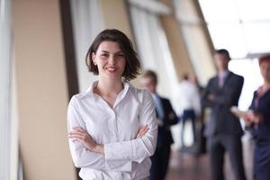 grupo de gente de negocios, mujer al frente como líder del equipo foto