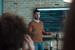 el líder da una presentación de negocios en una reunión de la conferencia de la oficina, el mentor del entrenador de negocios explica el gráfico a bordo del taller de capacitación del grupo corporativo en la sala de juntas. enfoque selectivo foto