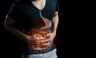 dolor abdominal masculino, foto del intestino grueso en el cuerpo, síntoma de diarrea con dolor de estómago, calambres menstruales o intoxicación alimentaria. concepto de atención médica.