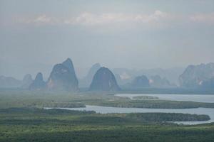 Samed Nang Chee. vista de la bahía de phang nga, bosque de manglares y colinas en el mar de andaman, tailandia. foto