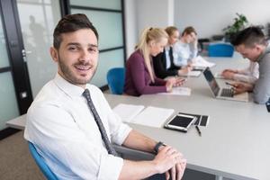 grupo de jóvenes empresarios en reunión de equipo en la oficina moderna foto