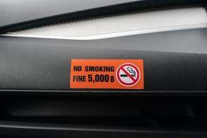 etiquetar no fumar en el coche, no fumar en el vehículo público y taxi. foto