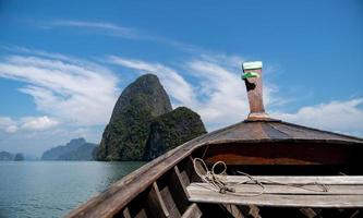 cabeza de barco de cola larga de madera con rumbo a hermosas islas. concepto de viaje en barco de viaje de tailandia. foto