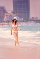 mujer feliz disfruta de las vacaciones de verano foto