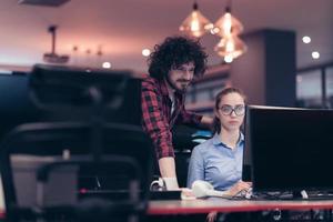 mujer de negocios sonriente con experiencia en el trabajo en proyectos de negocios, entrenadora, compañera de trabajo, agradable asesora consultora calificada que ayuda a un cliente masculino en una computadora portátil foto